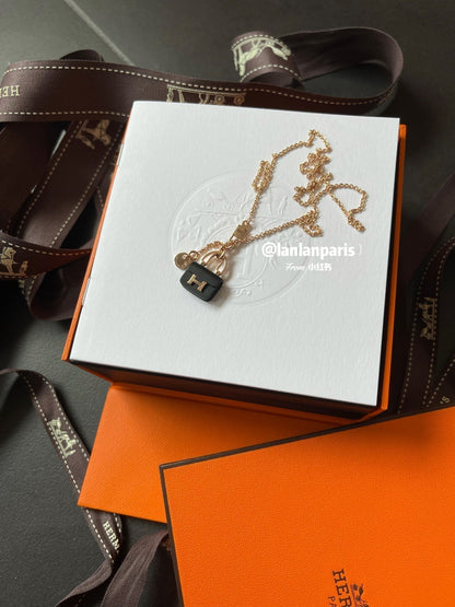 [⭐Shinejoy]CONSTANCE BLACK PEDANT PINK GOLD NECKLACE