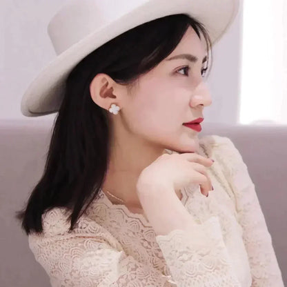[⭐Shinejoy]CLOVER MEDIUM 1 MOTIFS  WHITE MOP STUD EARRINGS