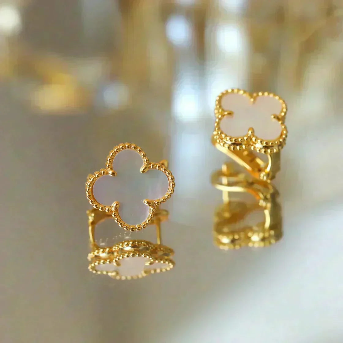 [⭐Shinejoy]CLOVER MEDIUM 1 MOTIFS  WHITE MOP STUD EARRINGS