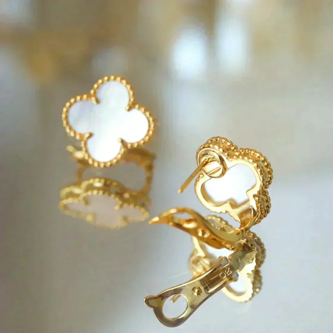 [⭐Shinejoy]CLOVER MEDIUM 1 MOTIFS  WHITE MOP STUD EARRINGS