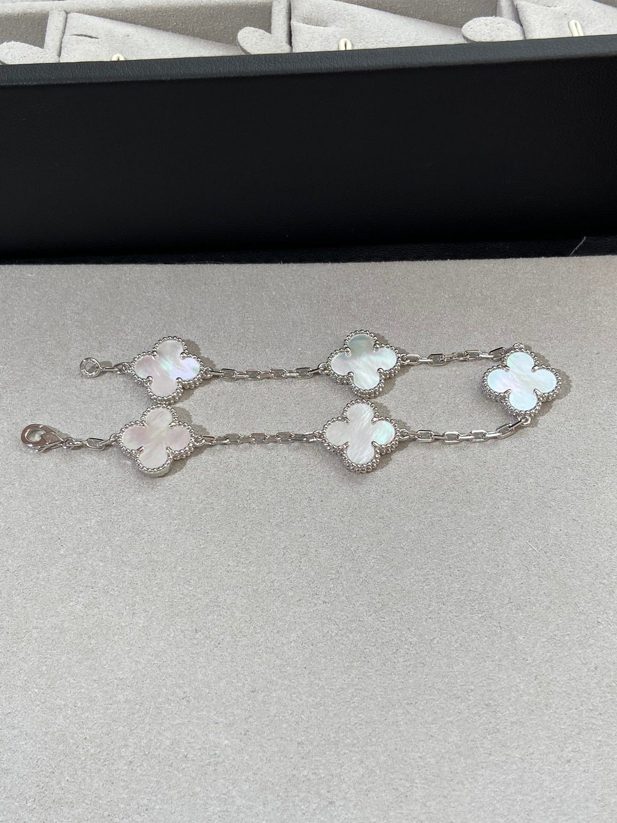 [⭐Shinejoy]CLOVER WHITE PEARL MOP 5 MOTIF BRACELET COLLECTION