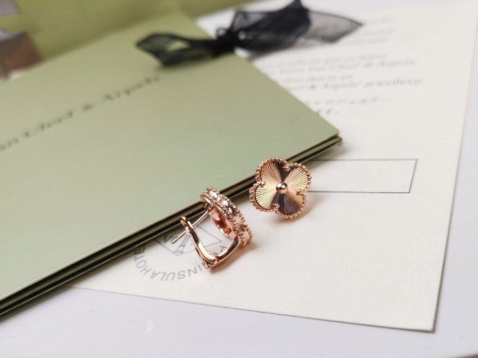 [⭐Shinejoy]CLOVER MEDIUM STUD EARRINGS