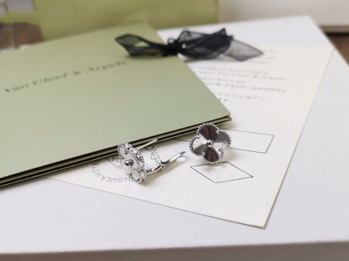 [⭐Shinejoy]CLOVER MEDIUM STUD EARRINGS