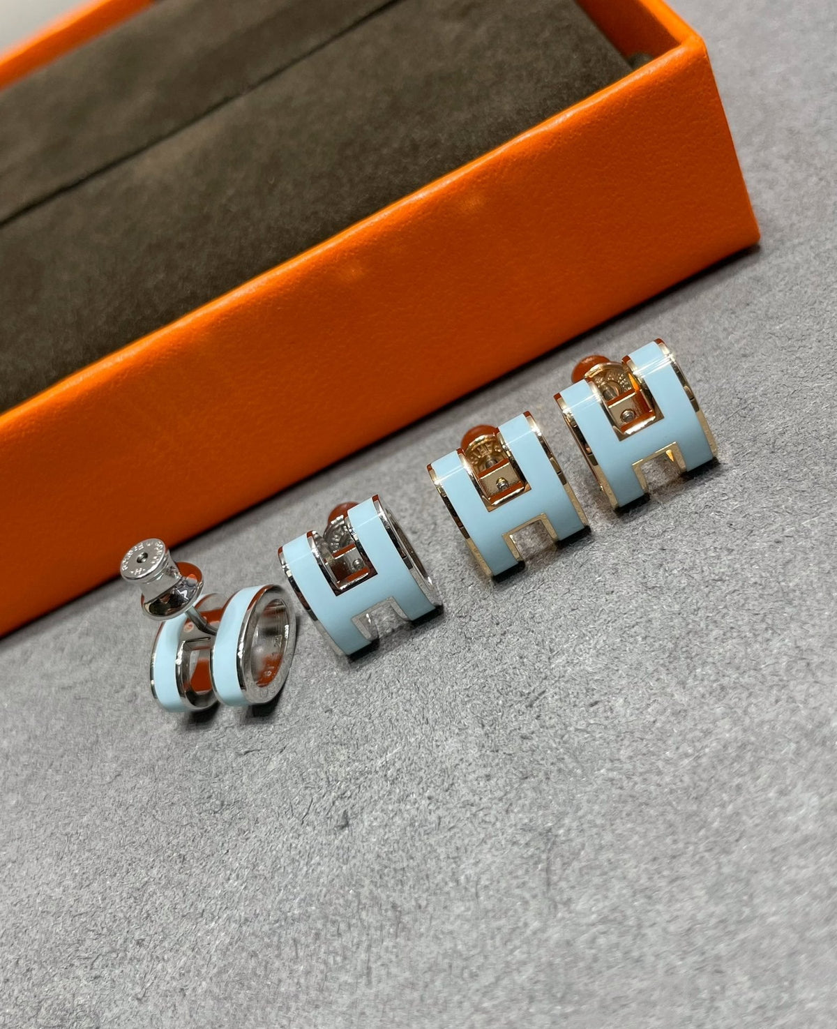 [⭐Shinejoy]POP H SKY BLUE STUD EARRINGS