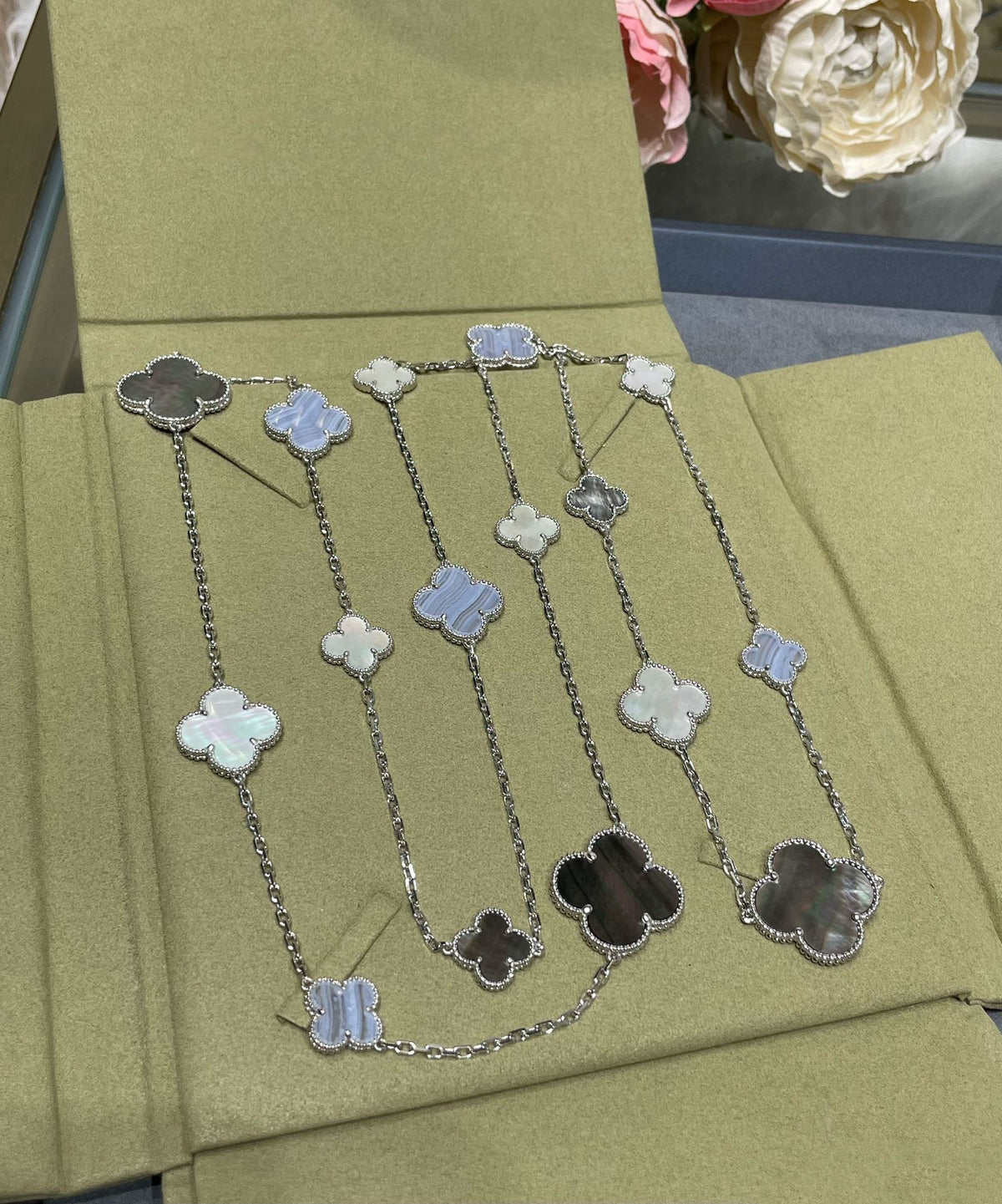 [⭐Shinejoy]CLOVER 16 MOTIF CHALCEDONY MOP SILVER NECKLACE