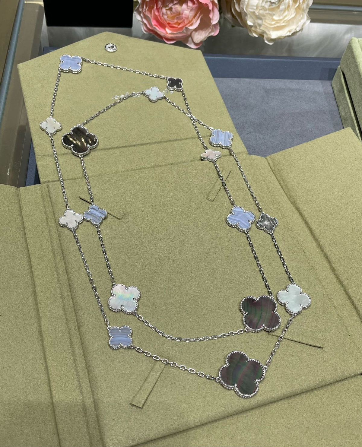 [⭐Shinejoy]CLOVER 16 MOTIF CHALCEDONY MOP SILVER NECKLACE