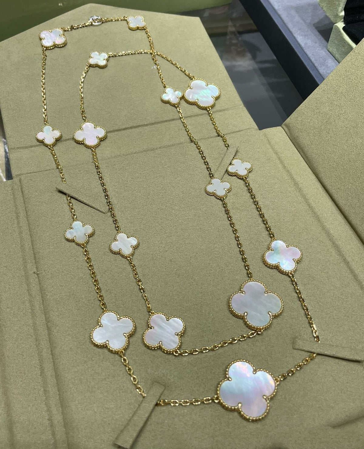 [⭐Shinejoy]CLOVER 16 MOTIF WHITE MOP GOLD NECKLACE
