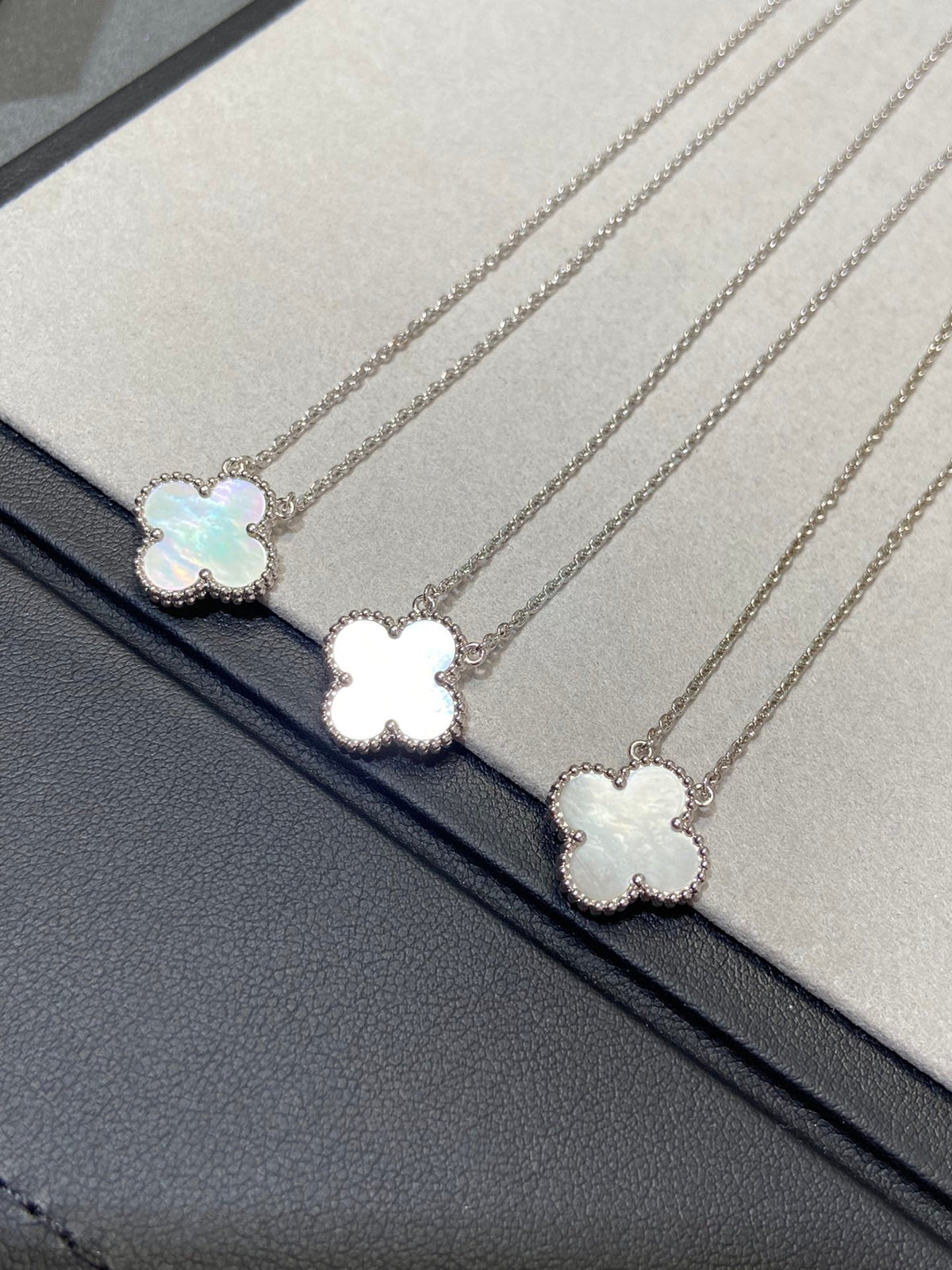 [⭐Shinejoy]CLOVER MEDIUM SILVER WHITE MOP NECKLACE