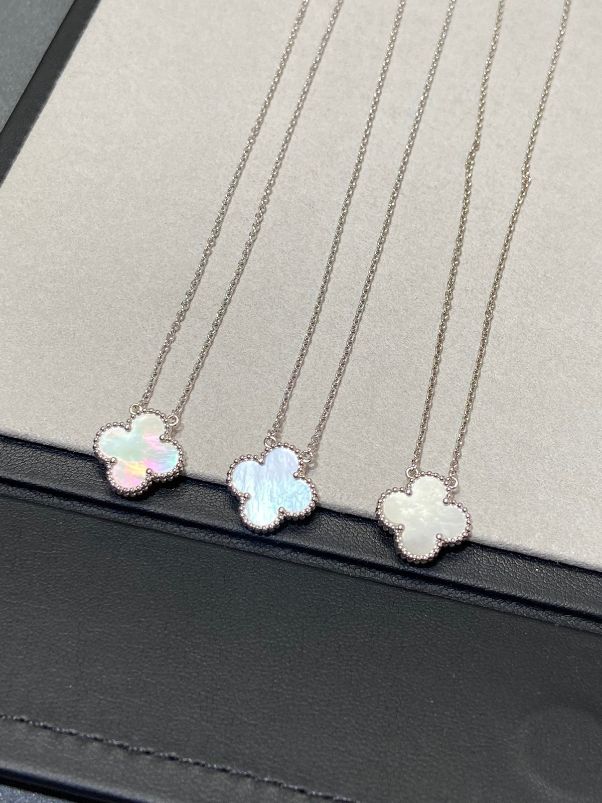 [⭐Shinejoy]CLOVER MEDIUM SILVER WHITE MOP NECKLACE