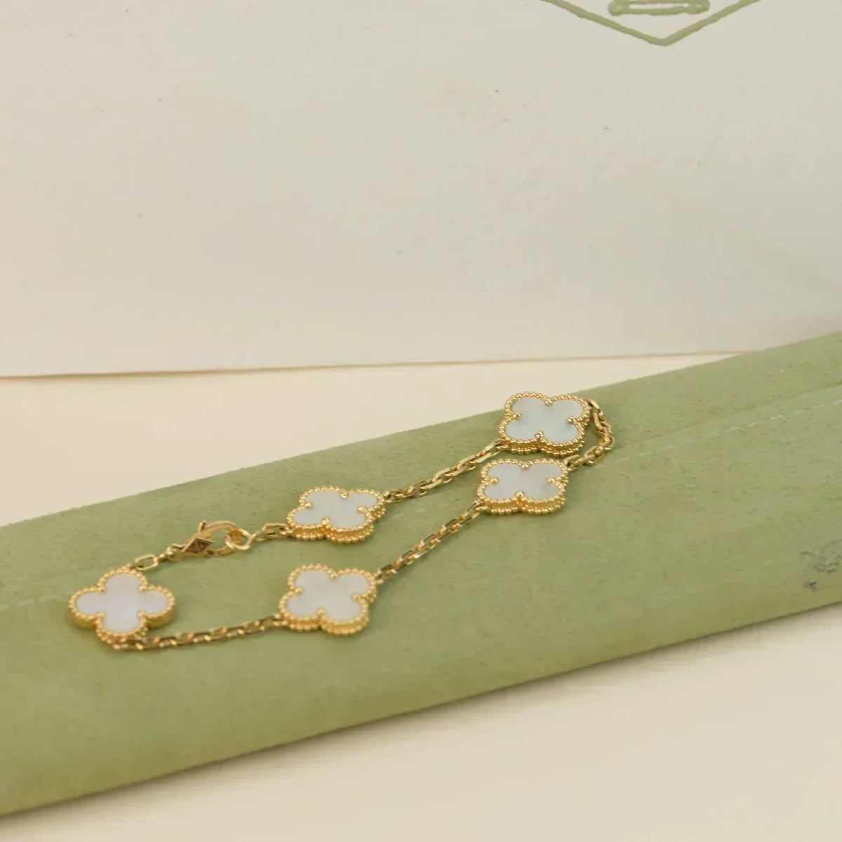 [⭐Shinejoy]CLOVER WHITE PEARL MOP 5 MOTIF BRACELET COLLECTION