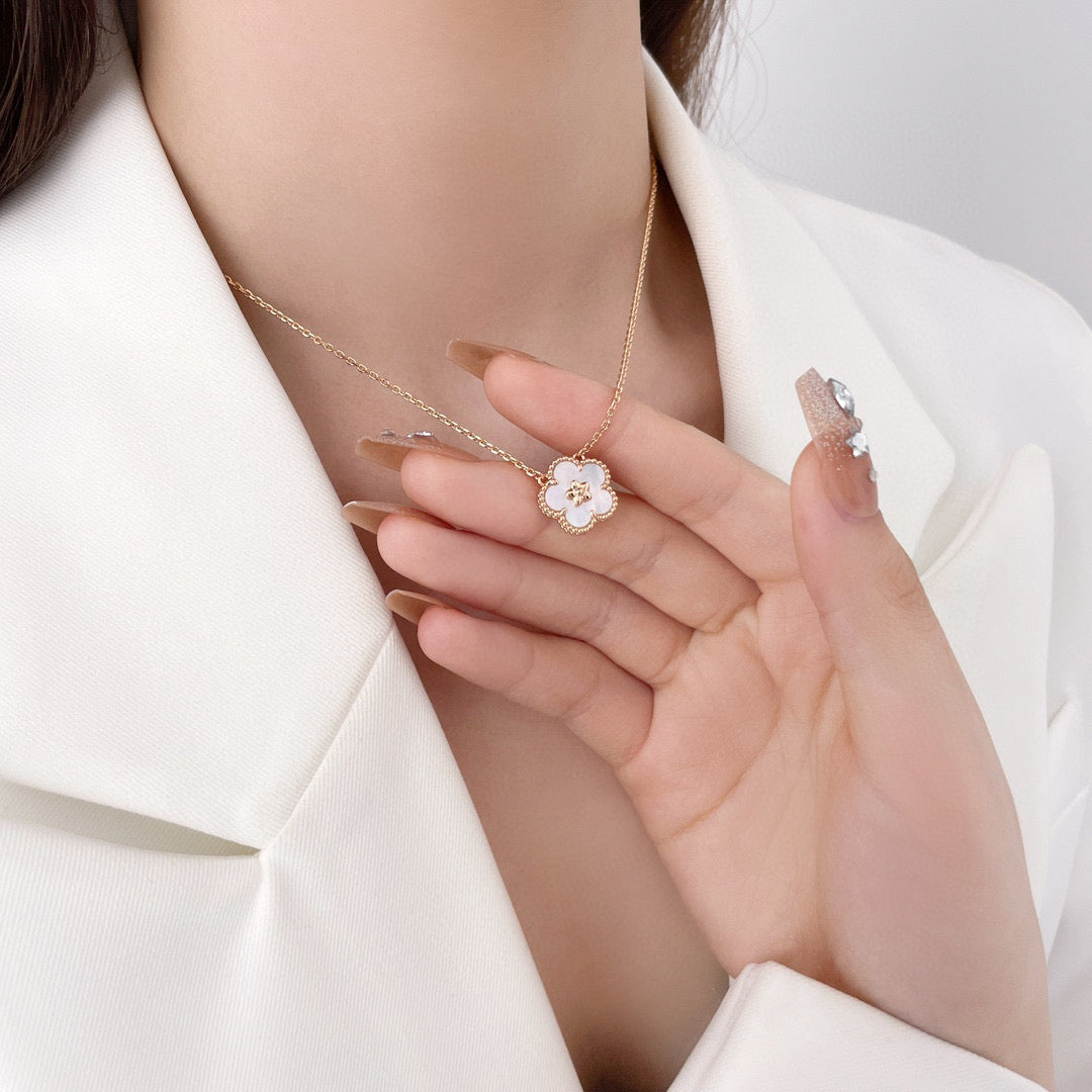 [⭐Shinejoy]LUCKY  WHITE MOP  PLUM BLOSSOM NECKLACE