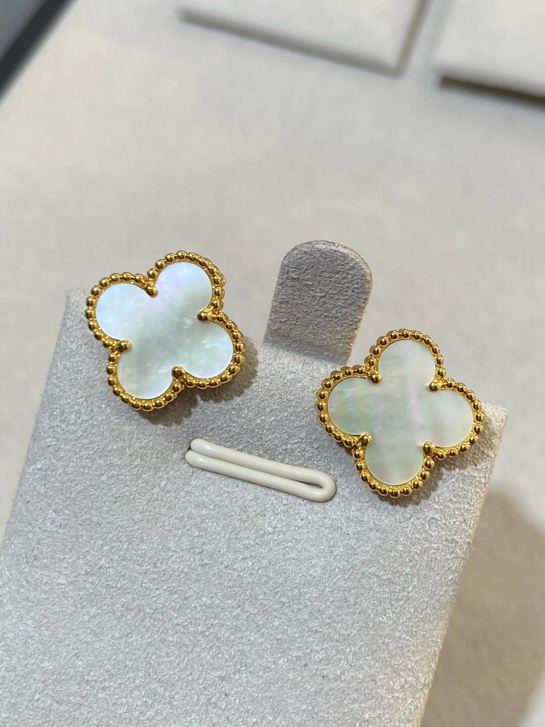 [⭐Shinejoy] CLOVER LARGE (20mm) 1 MOTIFS WHITE MOP STUD EARRINGS