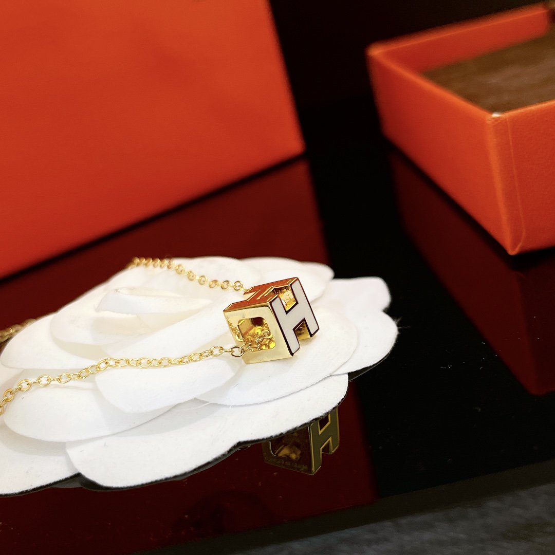 [⭐Shinejoy]H WHITE SQUARE GOLD NECKLACE