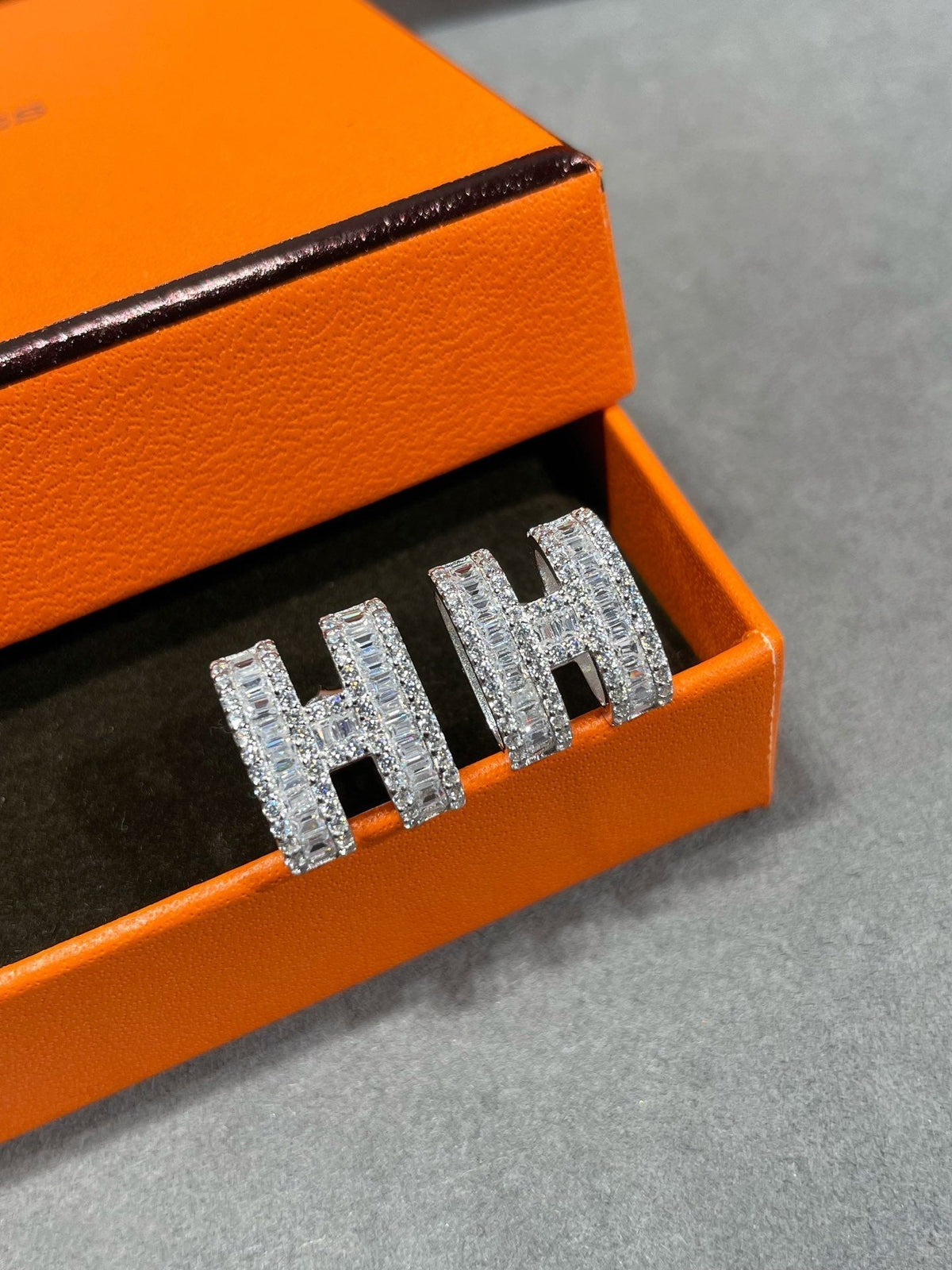 [⭐Shinejoy]H STUD EARRINGS WITH SILVER DIAMONDS