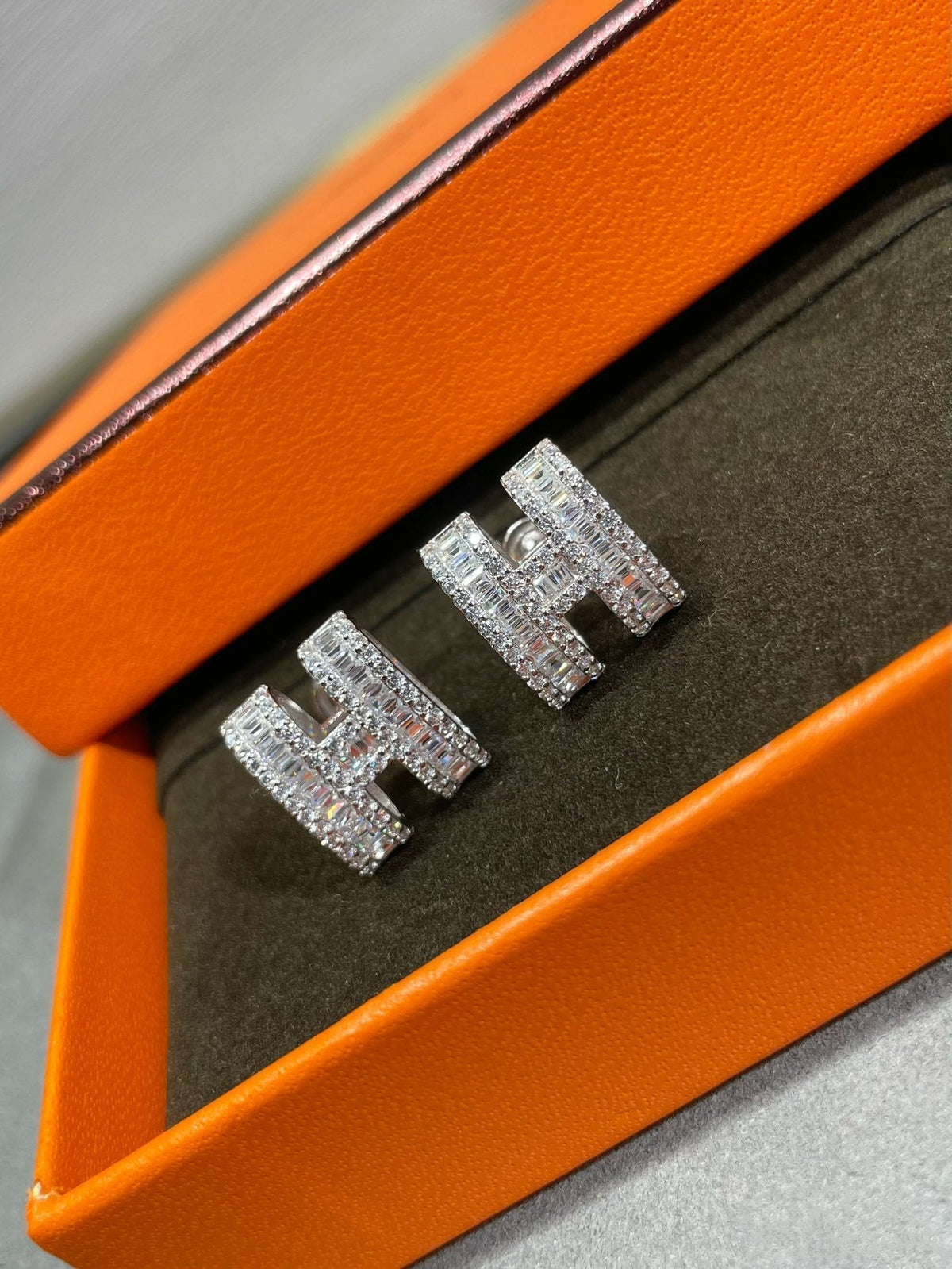 [⭐Shinejoy]H STUD EARRINGS WITH SILVER DIAMONDS